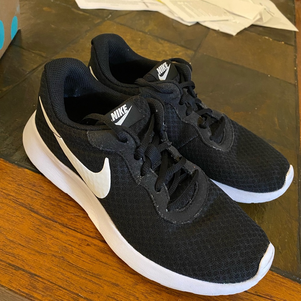 Nike Black & White Tanjun walking/running sneakers size 7